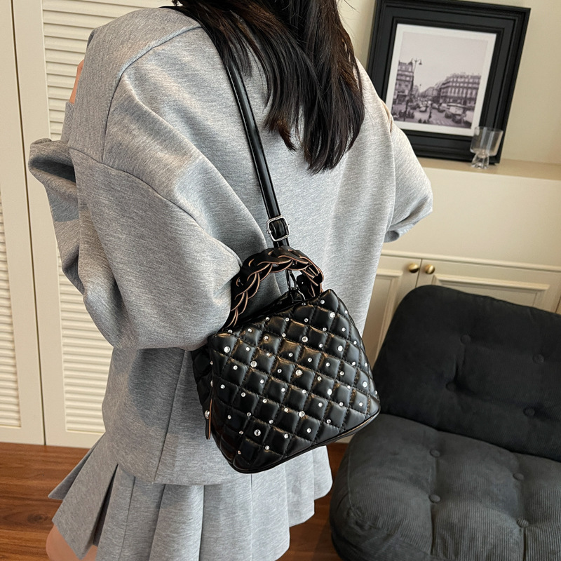 designer Korean Style Fashion Woven Handbag for Women 2025 New Simple Quilted Diamond-Encrusted Bucket Bag Versatile Crossbody Bag
