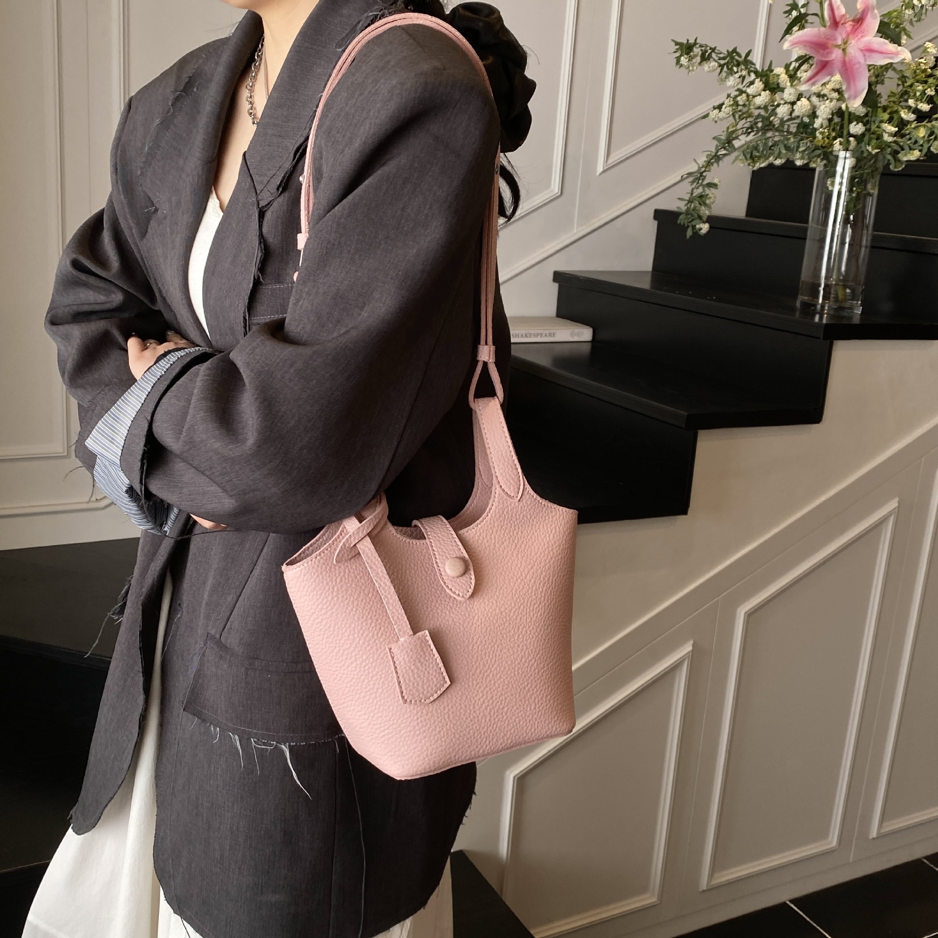 designer Handheld Vegetable Basket Bag for Women 2025 New Simple Niche Single Shoulder Crossbody Casual Soft Leather Versatile Bucket Bag