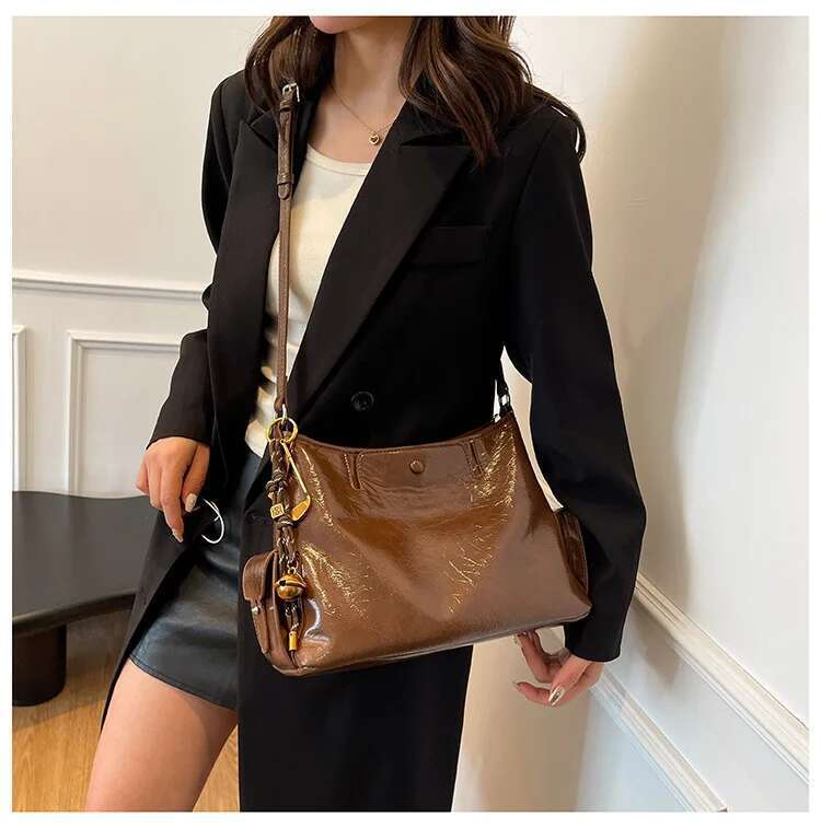 Chic Designer Letter Crossbody Bag High End Leather Tote For Women Minimalist Vintage Commuter Stylish Large Capacity