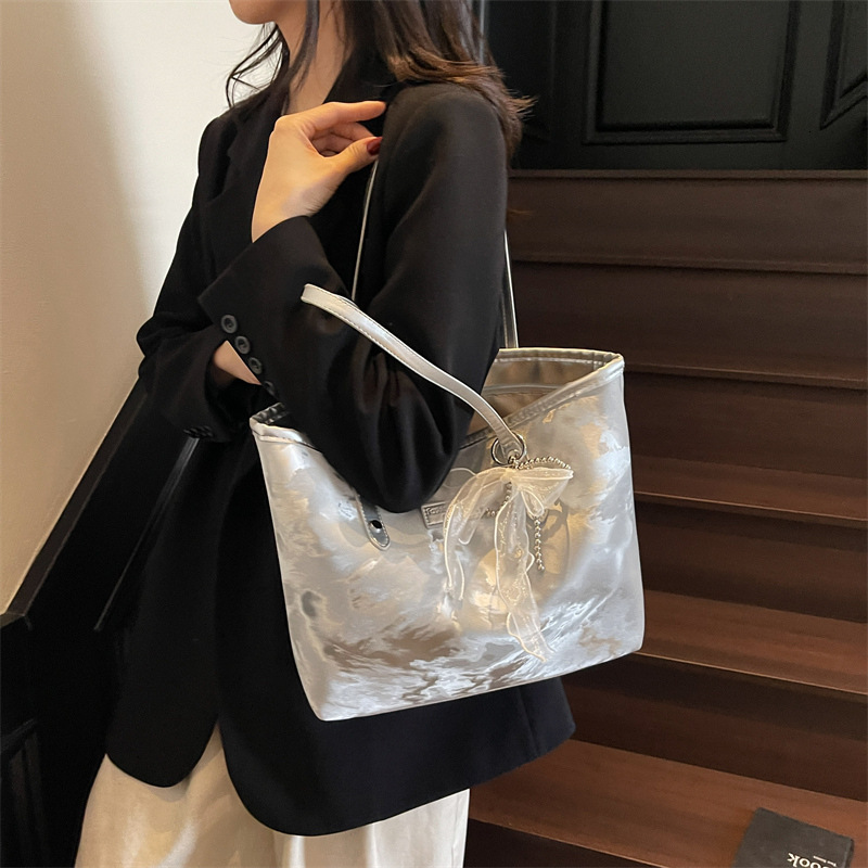 designer Korean Style Fashion Large Capacity Tote Bag Fashion Commuter Bag for Women Summer 2025 New Versatile Shoulder Tot
