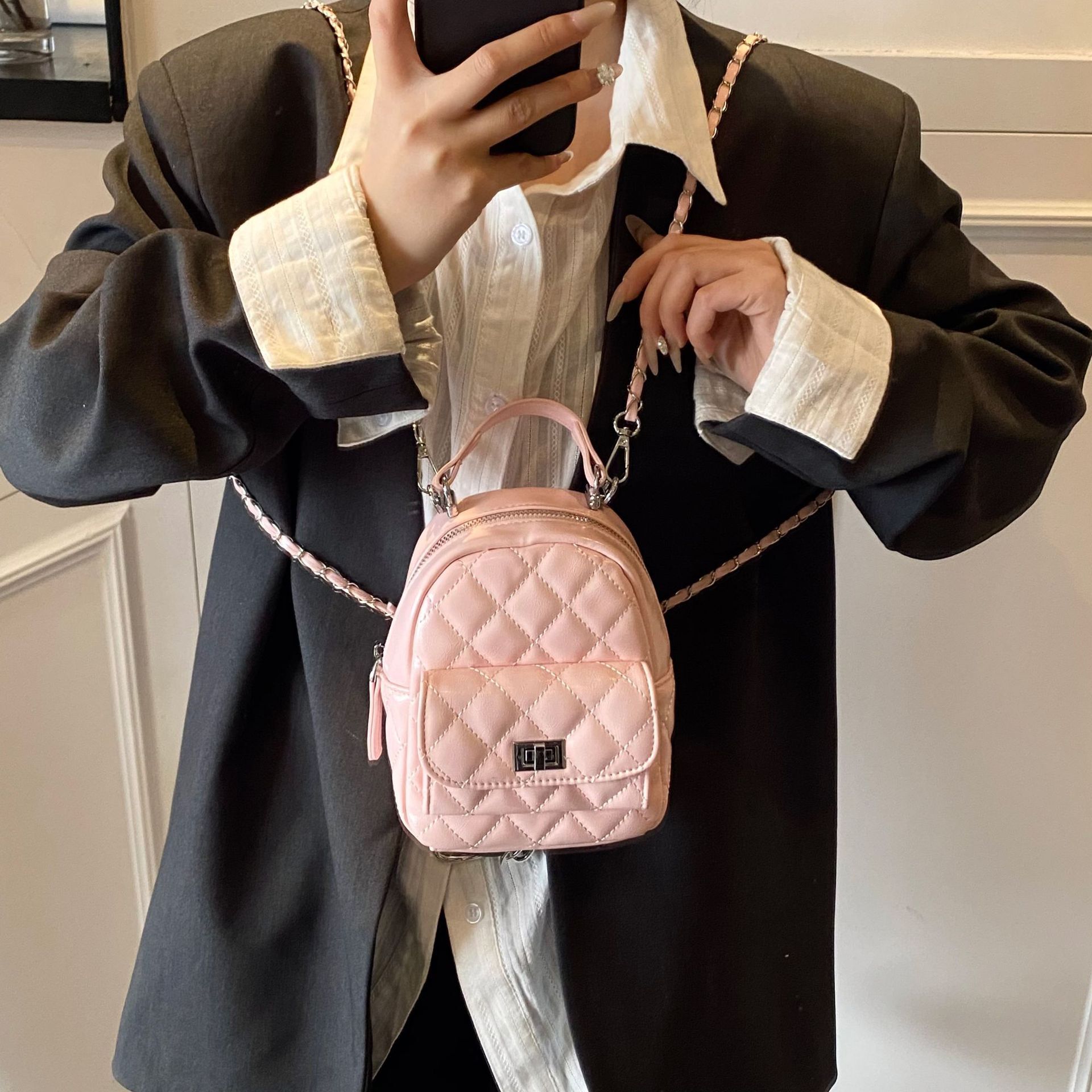 designer High-end Niche Quilted Chain Double Shoulder Small Bag for Women 2025 New Fashion Versatile Backpack Handbag