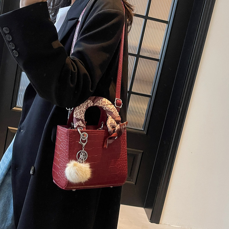 designer Crocodile Pattern Princess Diana Bag for Women 2025 New High-End Niche Luxury Shoulder Bag Versatile Stylish Crossbody Handbag