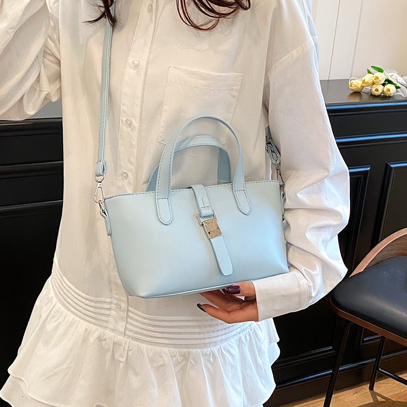 designer Vintage Niche High-End Tote Bag for Women 2025 New Versatile Fashion Handbag Shoulder Crossbody Bucke