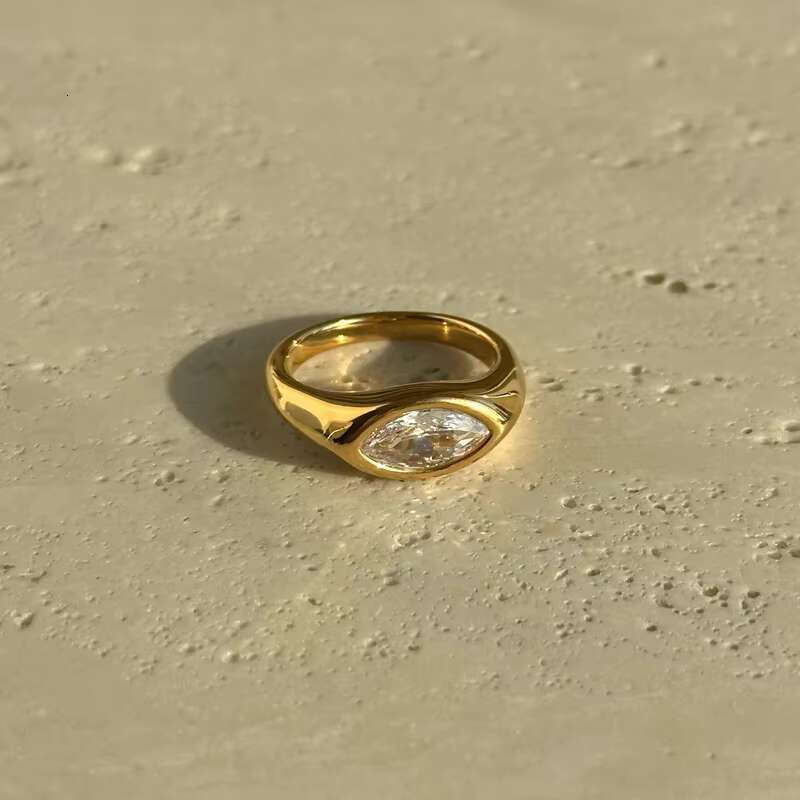 Ladies 18K gold moissanite jewelry 18K gold fashion rings ladies jewelry