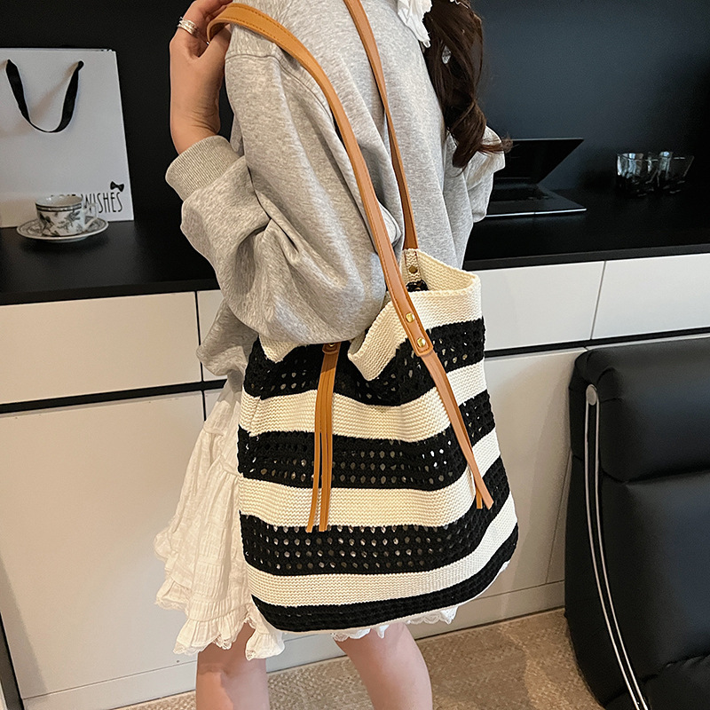 designer New Tote Bag Niche Design Color-blocking Striped Knit Bag Simple Hollow Handbag Shoulder Bag for Women