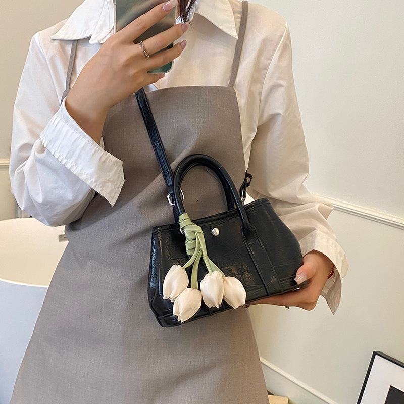 designer Korean Style Handbag for Women 2025 New Summer Commuter Simple Crossbody Bag Fashionable Textured Shoulder Bucket Bag