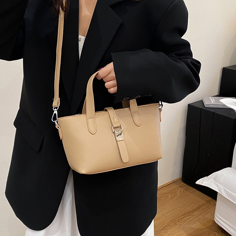 designer Vintage Niche High-End Tote Bag for Women 2025 New Versatile Fashion Handbag Shoulder Crossbody Bucke