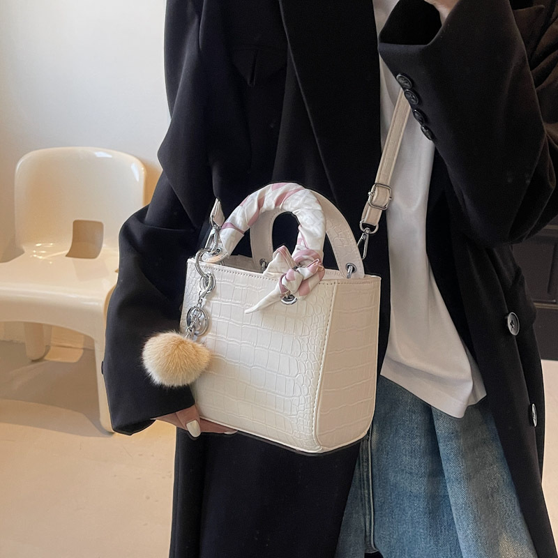 designer Crocodile Pattern Princess Diana Bag for Women 2025 New High-End Niche Luxury Shoulder Bag Versatile Stylish Crossbody Handbag