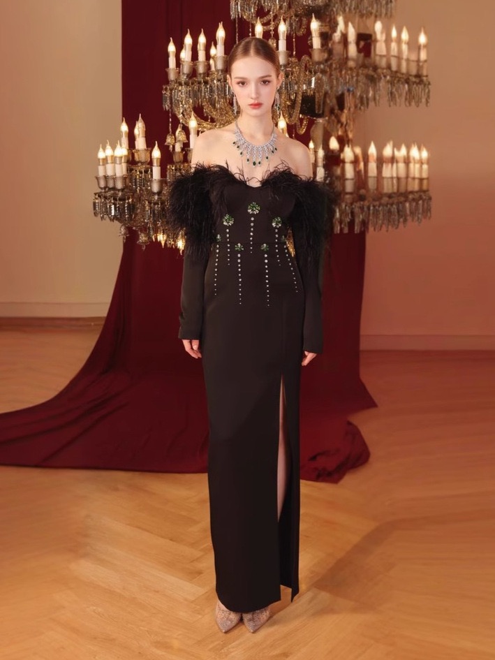 Fall/Winter best-selling women's light luxury diamond-encrusted one-shoulder ostrich fur bandage dress for formal evening events at high-end banq