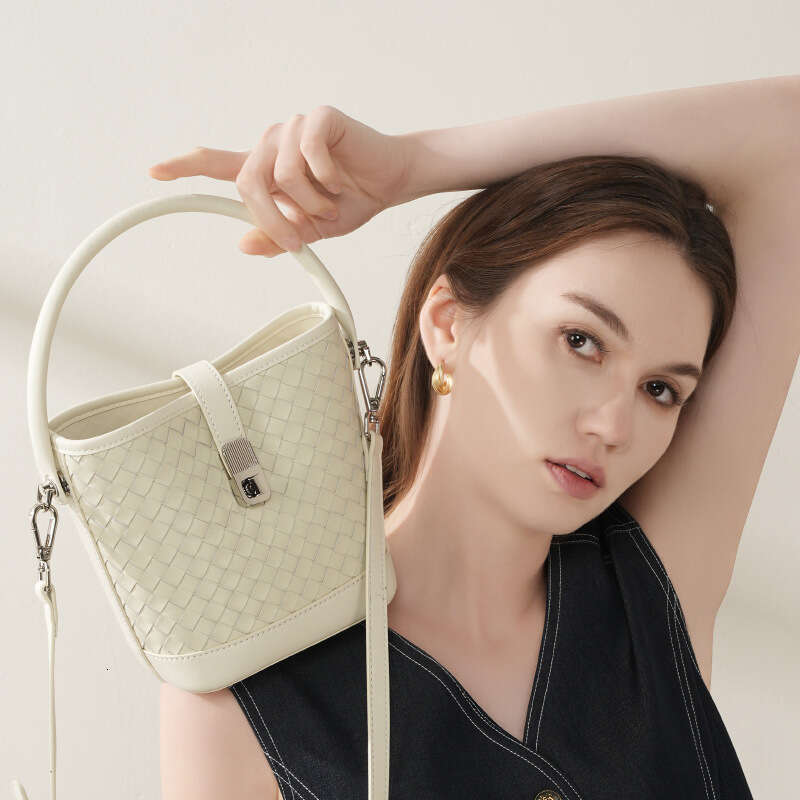 Top Layer Sheepskin Woven Bucket Women's 2025 New Handheld Crossbody High-end Commuter Shoulder Bag for Women GUHUISHU