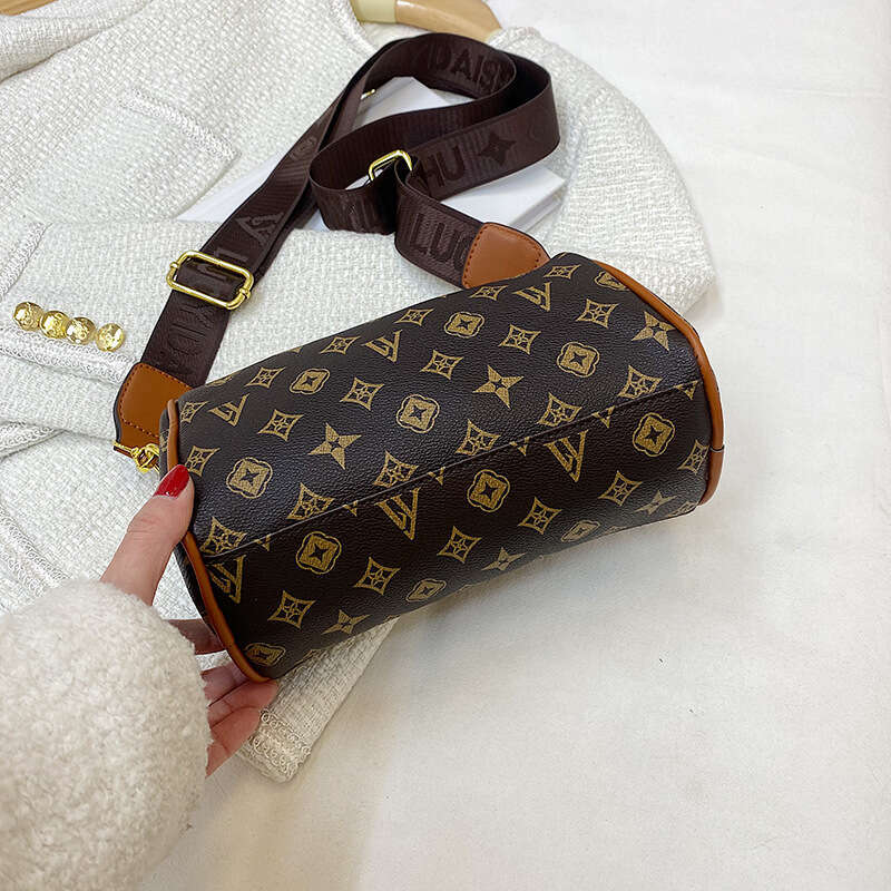 Elegant Multi-Pocket Stylish Feminine Handbag Featuring a Spacious Interior - Ideal for Everyday Use by Modern Woman