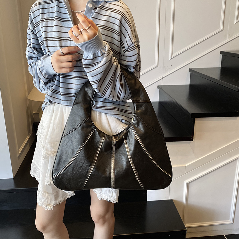 designer Retro Large Capacity Underarm Bag for Women 2025 New Fashion Single Shoulder Crossbody Tote Bag Retro Horn Bag