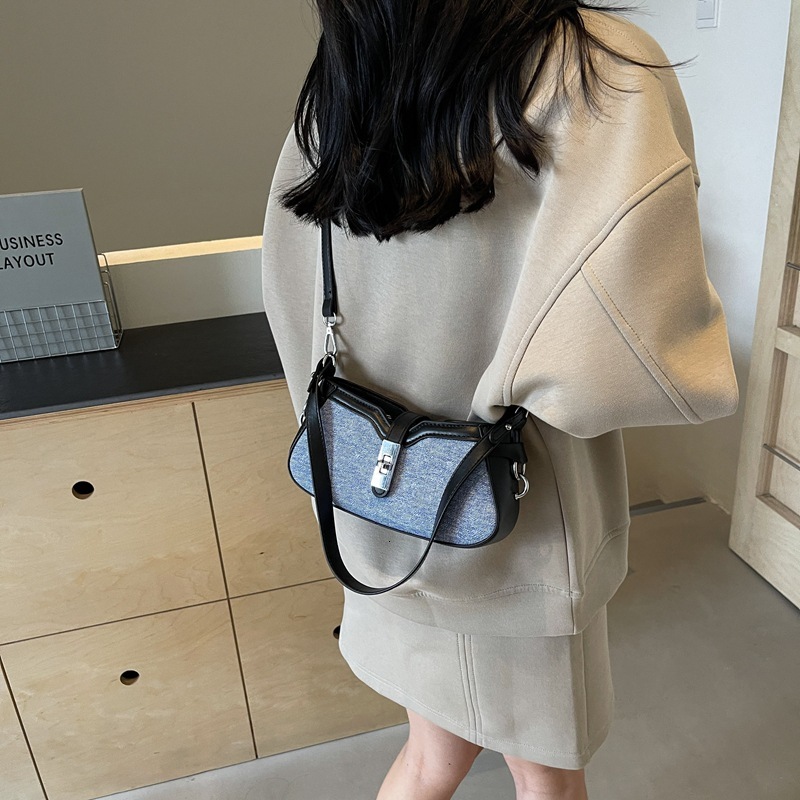 designer High-end Niche Design Bag for Women 2025 New Autumn Versatile Fashion Single Shoulder Underarm Bag Popular Baguette Bag