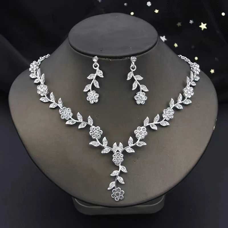 3 Pcs Sweet Jewelry Set Exquisite Rhinestone Pendant Banquet Party Women Fashion Romantic Crystal Necklace Earring Accessory Set Z250607