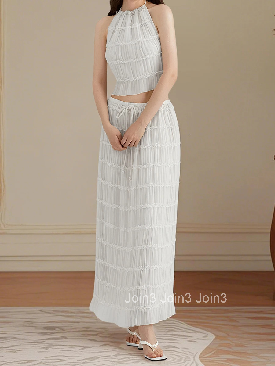 Elegant Lace Halter Neck Sleeveless Blouse with Open Back and Pleated Detailing for Summer Events and Parties