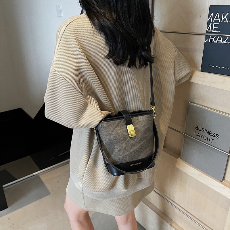 designer 2025 New Stylish Color-Block High-End Handheld Bucket Bag Fashion Simple Versatile Commuter Women's Crossbody Bag
