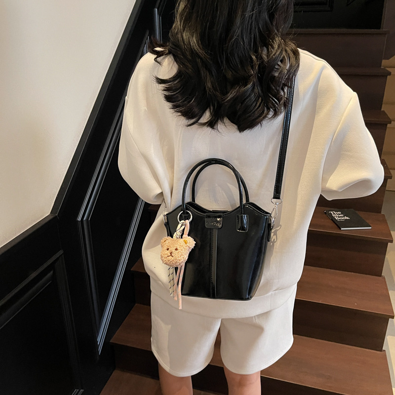 designer Korean Style Simple Handheld Bucket Bag for Women 2025 New Trendy Fashion Tote Bag Versatile Shoulder Crossbod