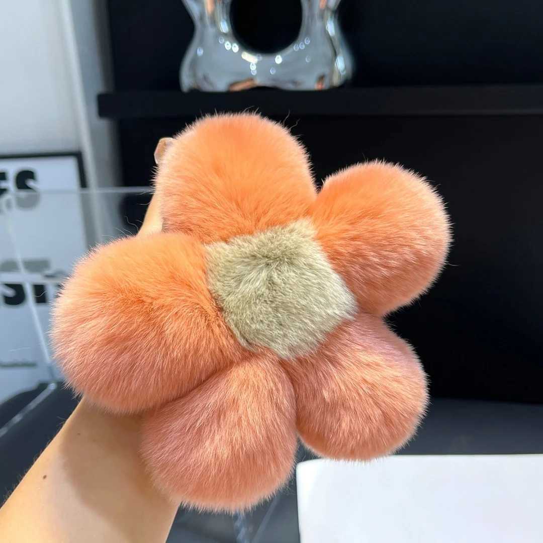 Real Rabbit Fur Creative Flower Pom Ball Keychain Cute Plush Flower Keychains Car Bag Pendant Accessories Moto Key Ring Gift Z250607