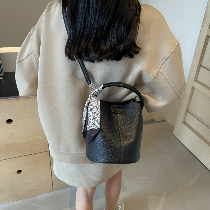 designer Vintage Fashion Handbag 2025 New French Style Fresh Shoulder Crossbody Bag Trendy Hot Style Bucket Bag Women's Bag