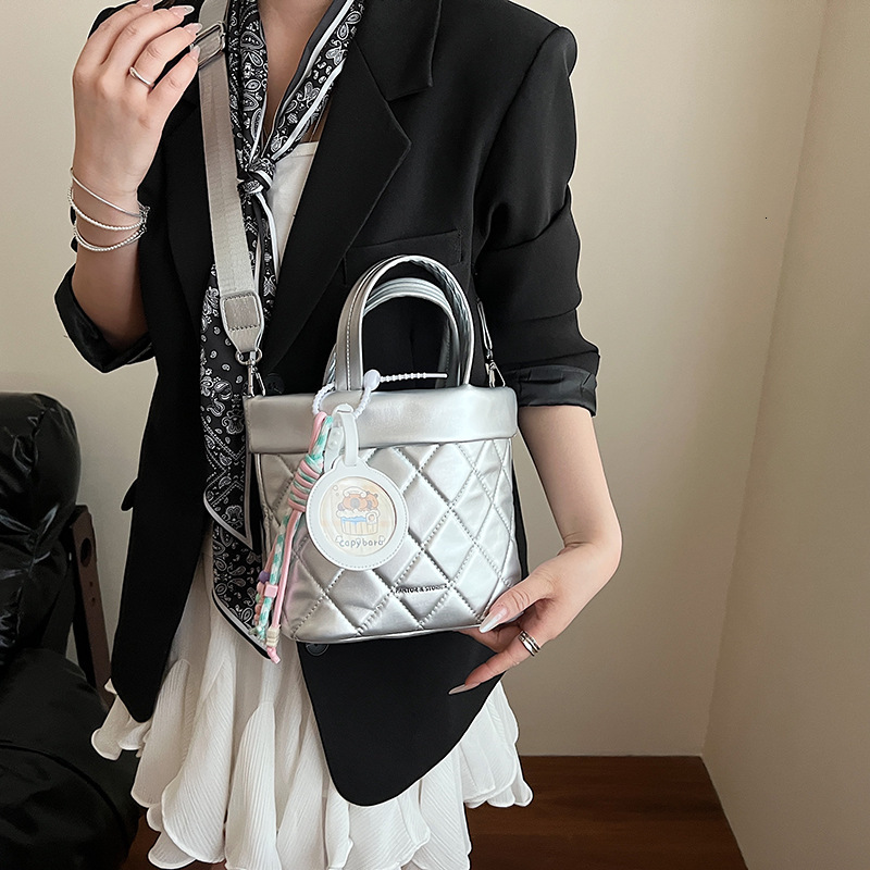 designer Fresh and Sweet Quilted Embroidered Handbag for Women, Korean Style Fashion Shoulder Bag, Large Capacity Ins Crossbody Tot