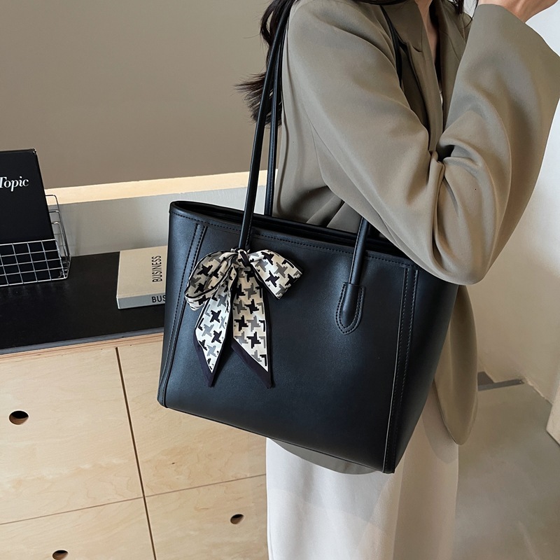 designer Large Capacity Scarf Bag for Women 2025 New Office Commuter Shoulder Bag High-end Versatile Casual Tote Bag