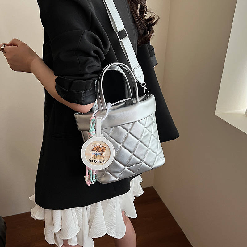 designer Fresh and Sweet Quilted Embroidered Handbag for Women, Korean Style Fashion Shoulder Bag, Large Capacity Ins Crossbody Tot