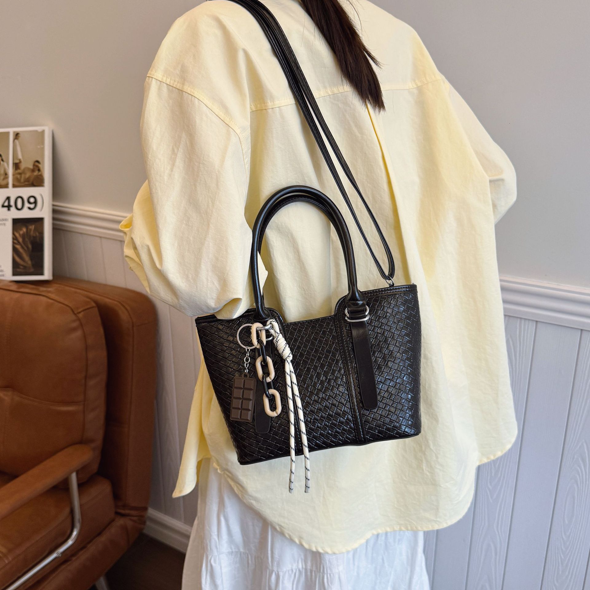 designer High-end Handheld Bucket Bag for Women 2025 New Korean Fashion Single Shoulder Bag Niche Simple Casual W