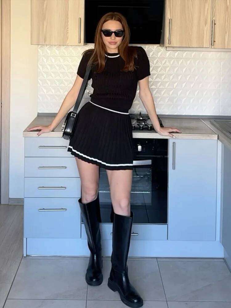 Casual Contrast Knitted Skirts Suits Women Slim O-Neck Short Sleeves Pullover Elastic Waist Pleated Skirt 2025 Fashion Lady Sets