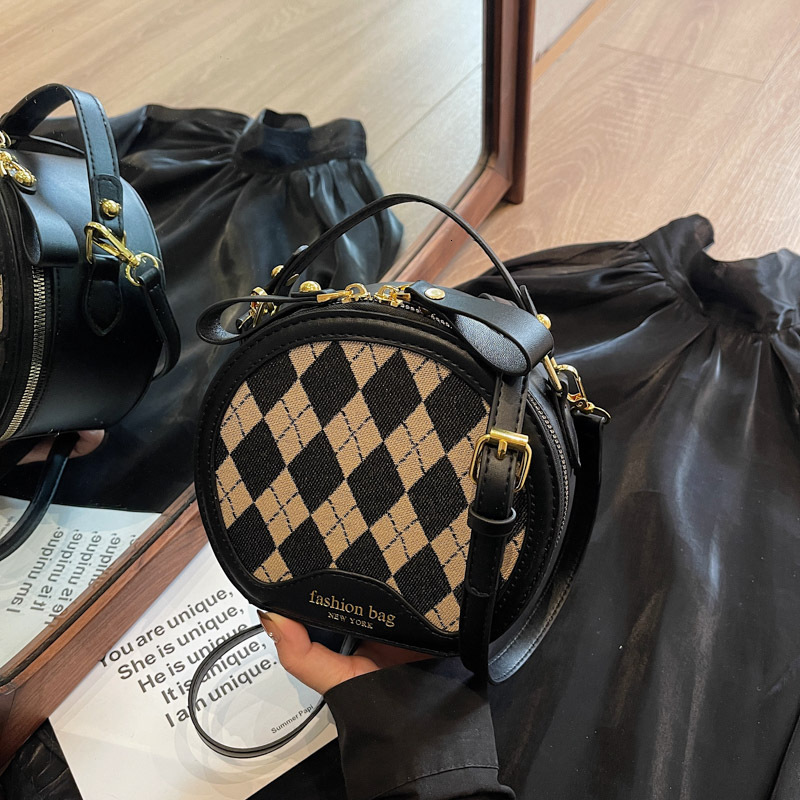 designer High-end Retro Quilted Bag 2025 New Fashion Handheld Round Bag French Niche Crossbody Small Round Bag for Women