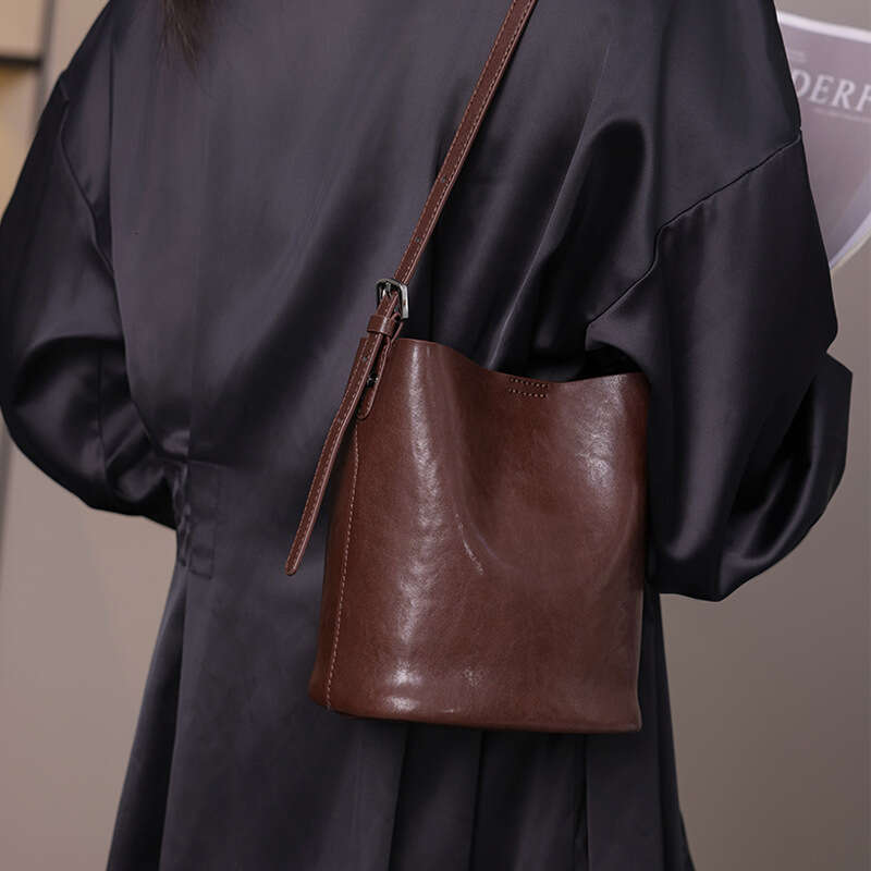 Leather bucket bag women's designer bags fashion retro crossbody bag commuting shoulder bag 2025 new genuine leather