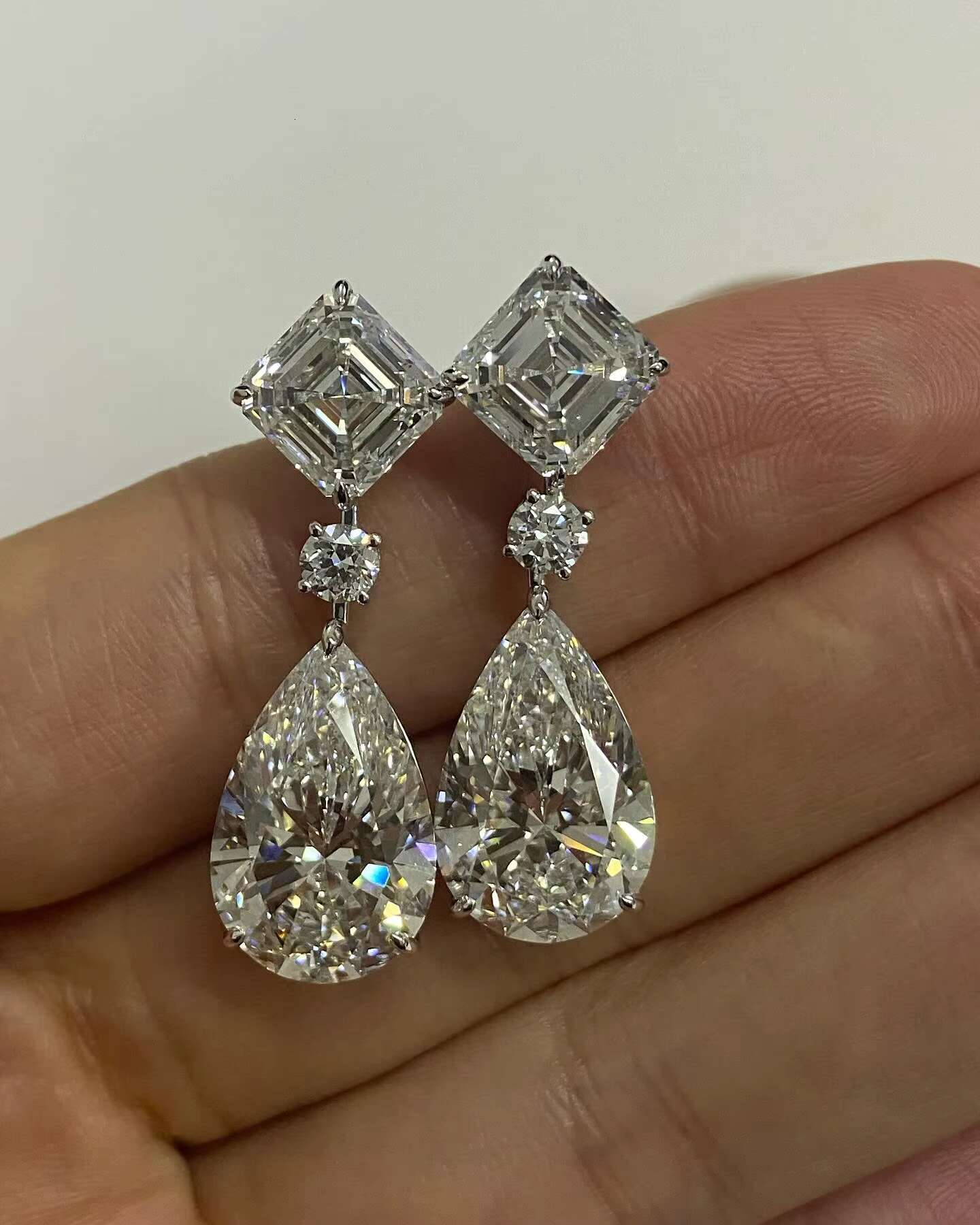 Hot Selling Beautiful Diamond Earring made in 925 Sterling Silver with Moissanite Diamonds for Womens Jewelry Collection