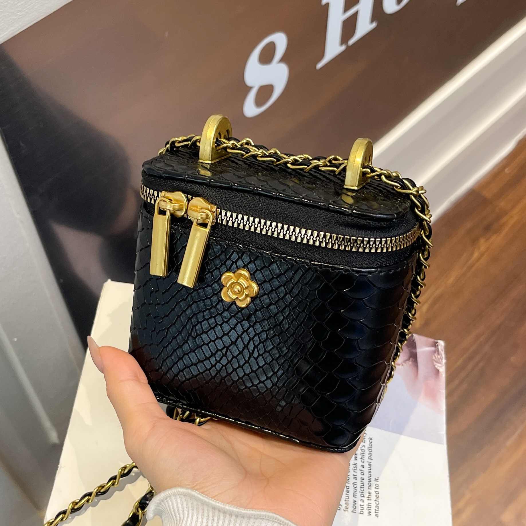 designer Textured Mini Square Bag for Women Versatile Casual Fashion Lipstick Coin Earphone Bag High-end Chain Crossbody Bag