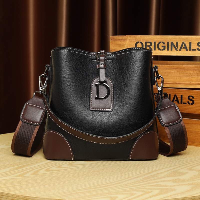 Free Shipping Bucket Bag Light Luxury High-end Crossbody Bag Luxury Designer Bags Summer Women Niche Versatile Commuter Large Capacity Middle-aged Lad