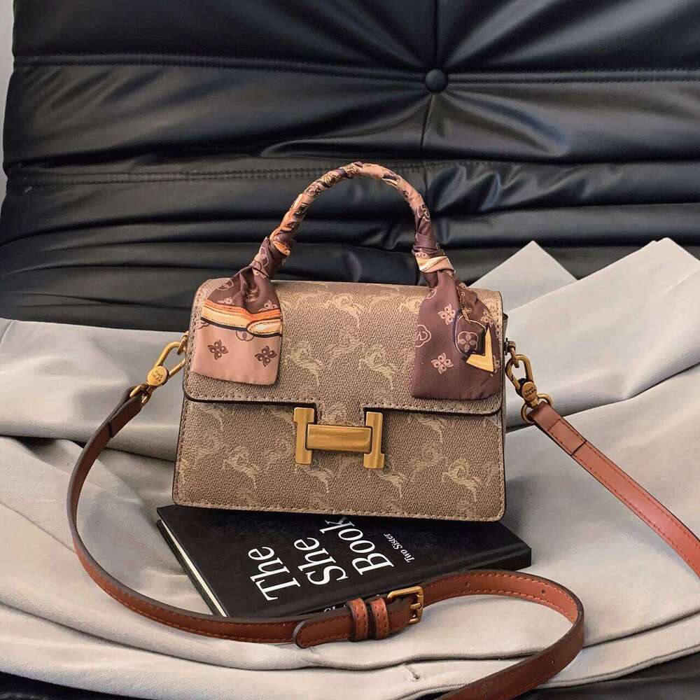 2025 Spring Women's Shoulder Bag, Niche Design Crossbody Tote, Stylish Versatile Premium Handbag For Daily Use