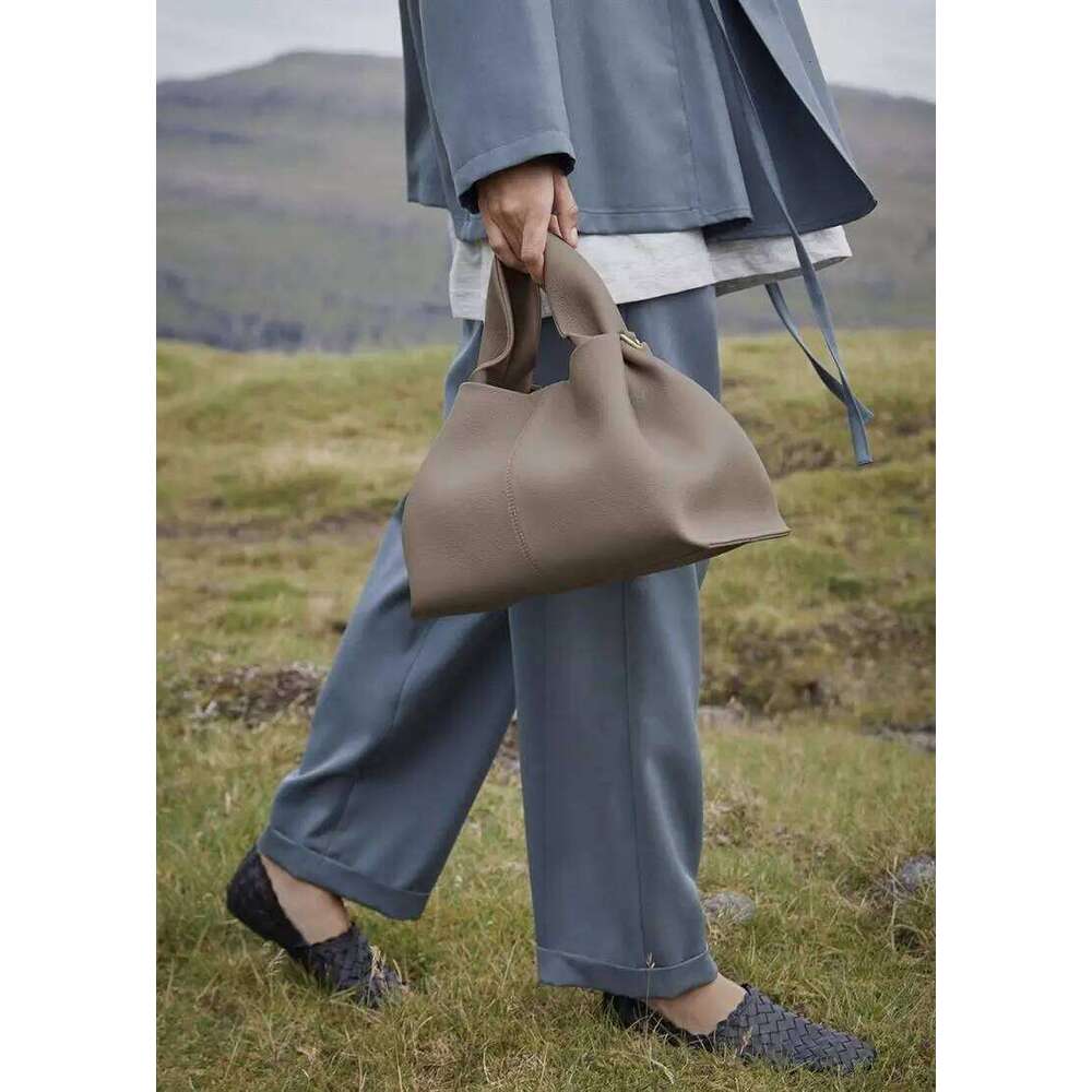 2025 Cloud Dumpling Women's New Popular Portable Lunch Box French Texture Shoulder Messenger Bag