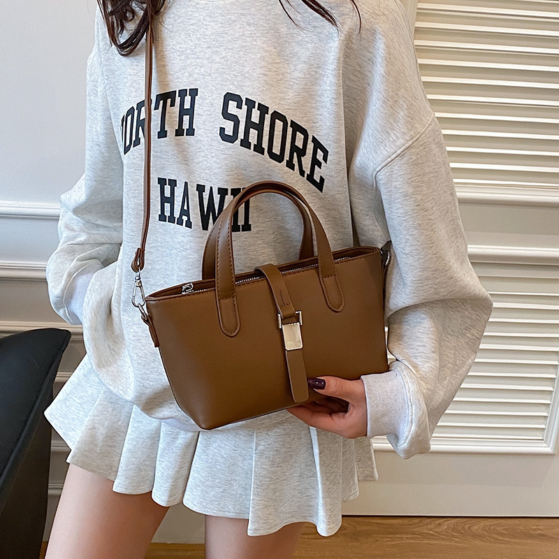 designer Vintage Niche High-End Tote Bag for Women 2025 New Versatile Fashion Handbag Shoulder Crossbody Bucke