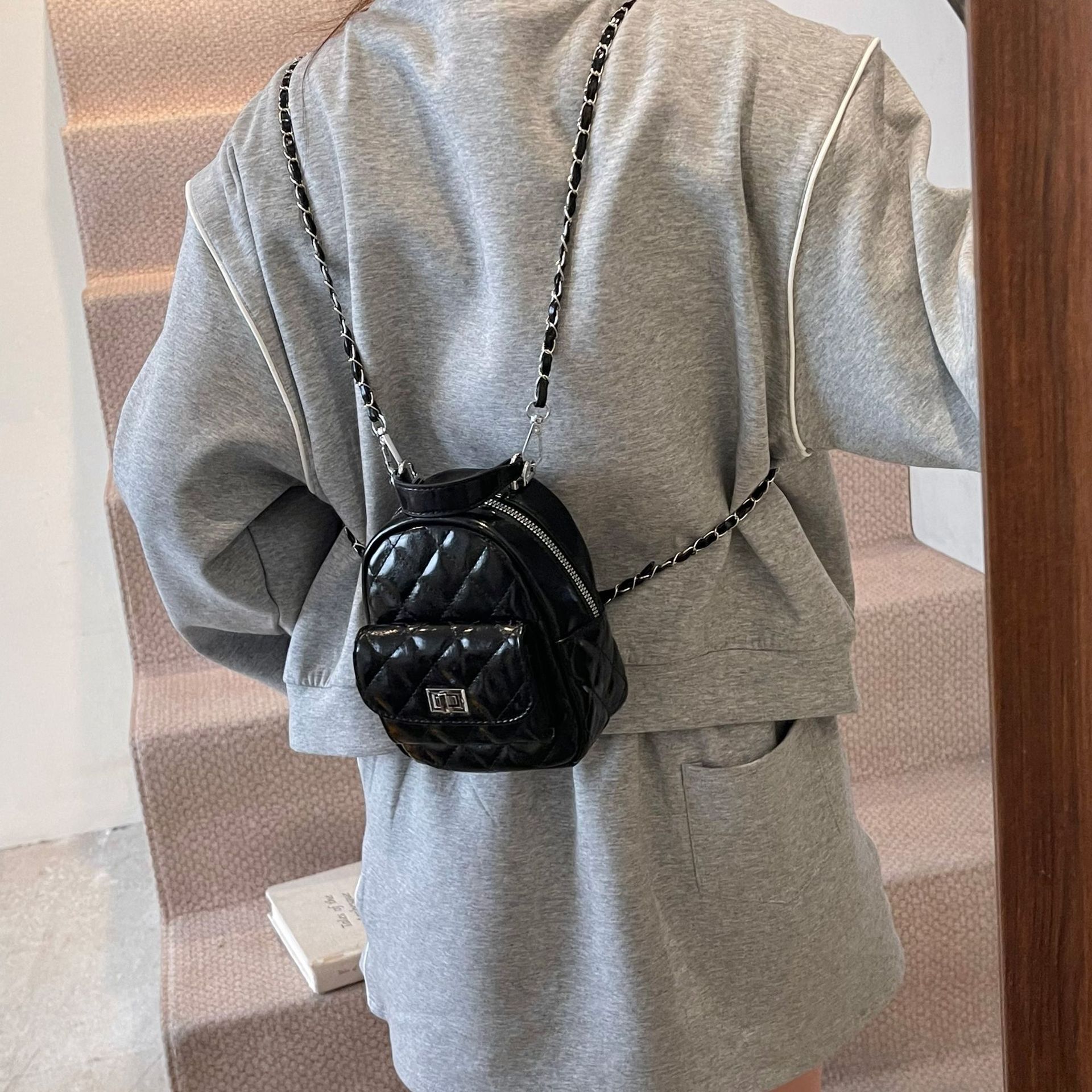 designer High-end Niche Quilted Chain Double Shoulder Small Bag for Women 2025 New Fashion Versatile Backpack Handbag