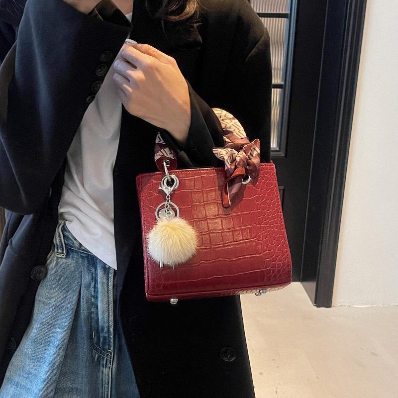 designer Crocodile Pattern Princess Diana Bag for Women 2025 New High-End Niche Luxury Shoulder Bag Versatile Stylish Crossbody Handbag