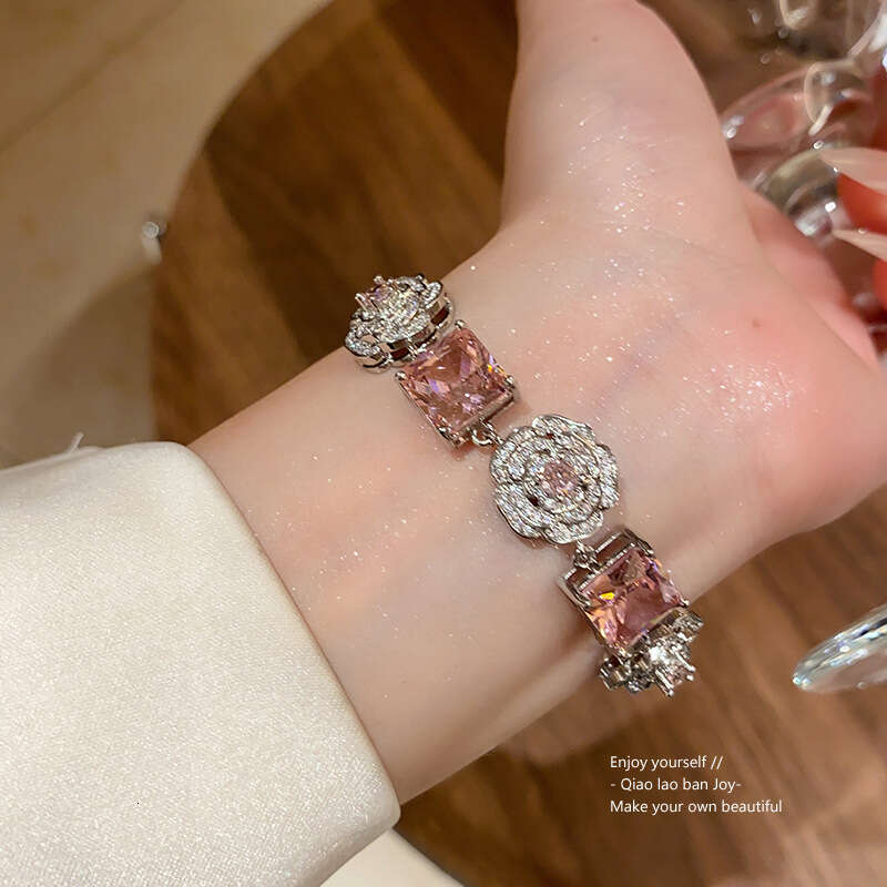 INS HOT Luxury Jewelry Designer Bracelet Zircon Flower Square Necklace Fashion Super Fairy Design Sense Clavicle Chain Forest Style Fresh Sweet Jewelr