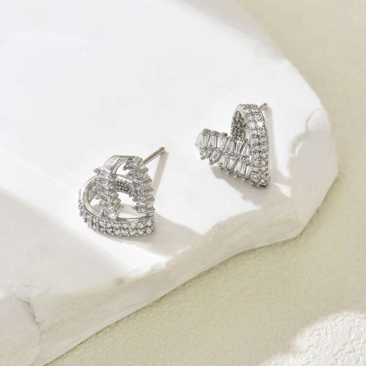 Womens Fashion Stud Earrings High Quality Pure Copper New Product Design Gifts with Rotating Heart and Zircon Stone