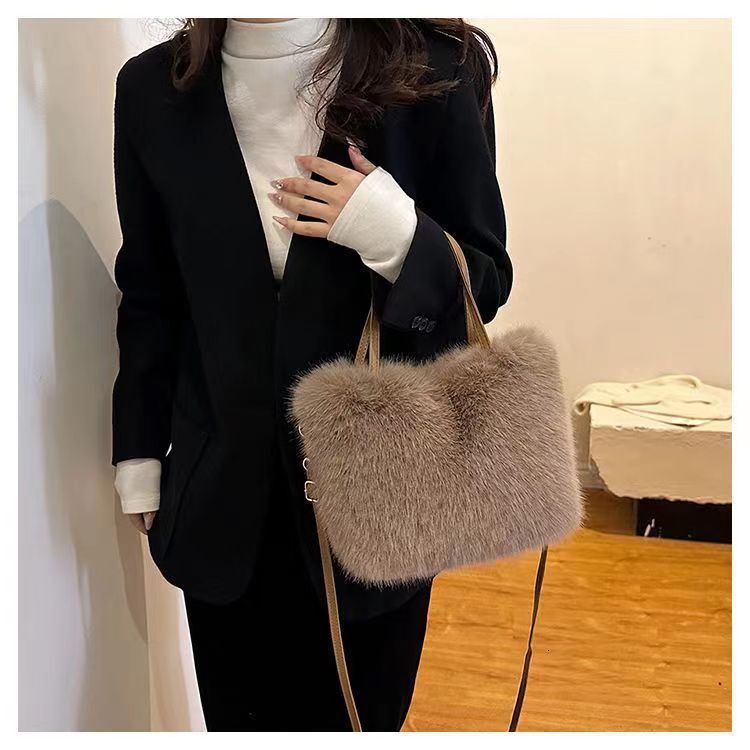 Free Shipping 2025 New Designer Bag Cross-border Luxury Wallet Niche High-end Shoulder Bag Fashion Crossbody Bag Plush Women's Handbag