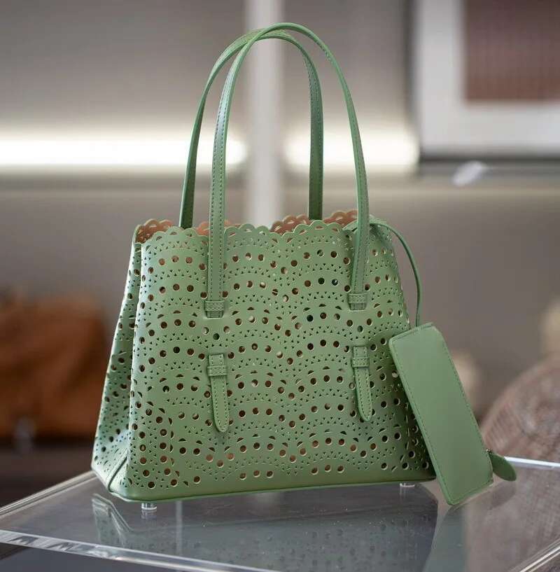 High-grade Hot Girl Hand-held Tote Female 2025 New Niche Design Retro Versatile Shoulder Bag