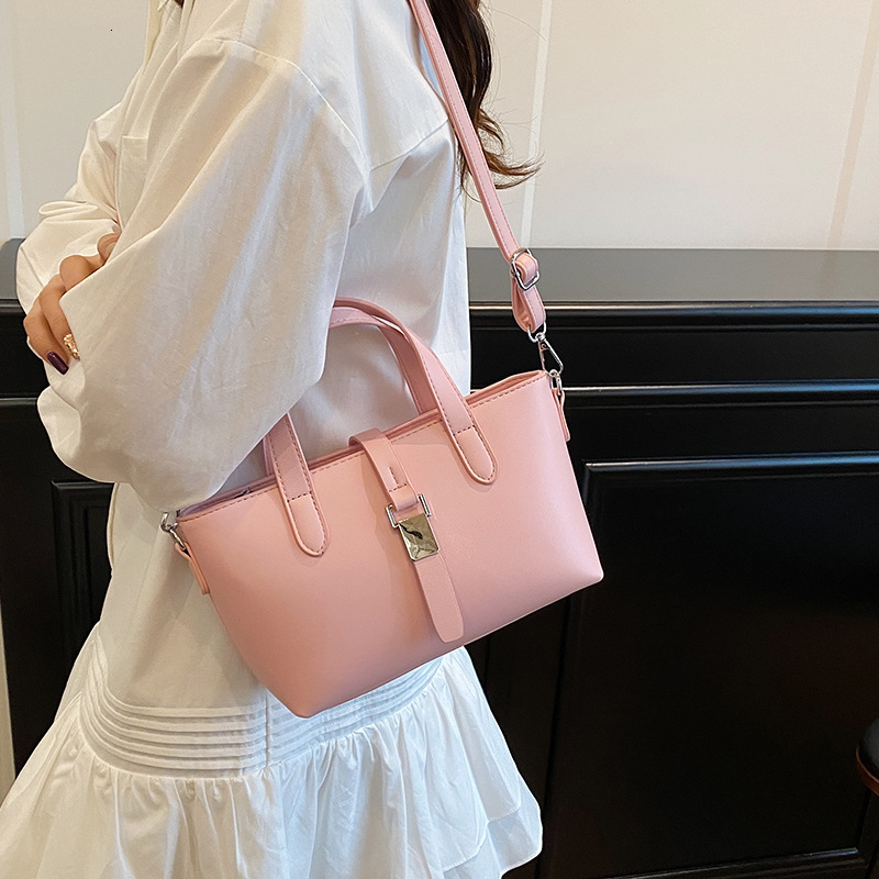 designer Vintage Niche High-End Tote Bag for Women 2025 New Versatile Fashion Handbag Shoulder Crossbody Bucke