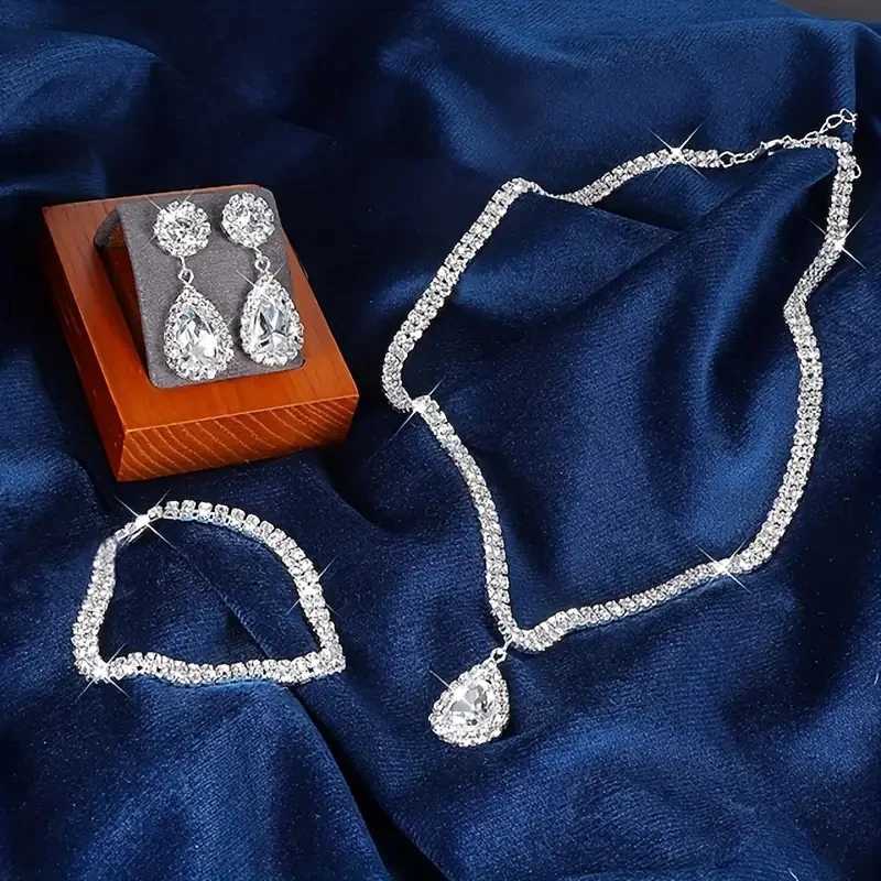 4 Pieces Luxurious Jewelry Set Exquisite Rhinestone Pendant Elegant Womens Crystal Silver Plated Necklace Earrings Set Z250607