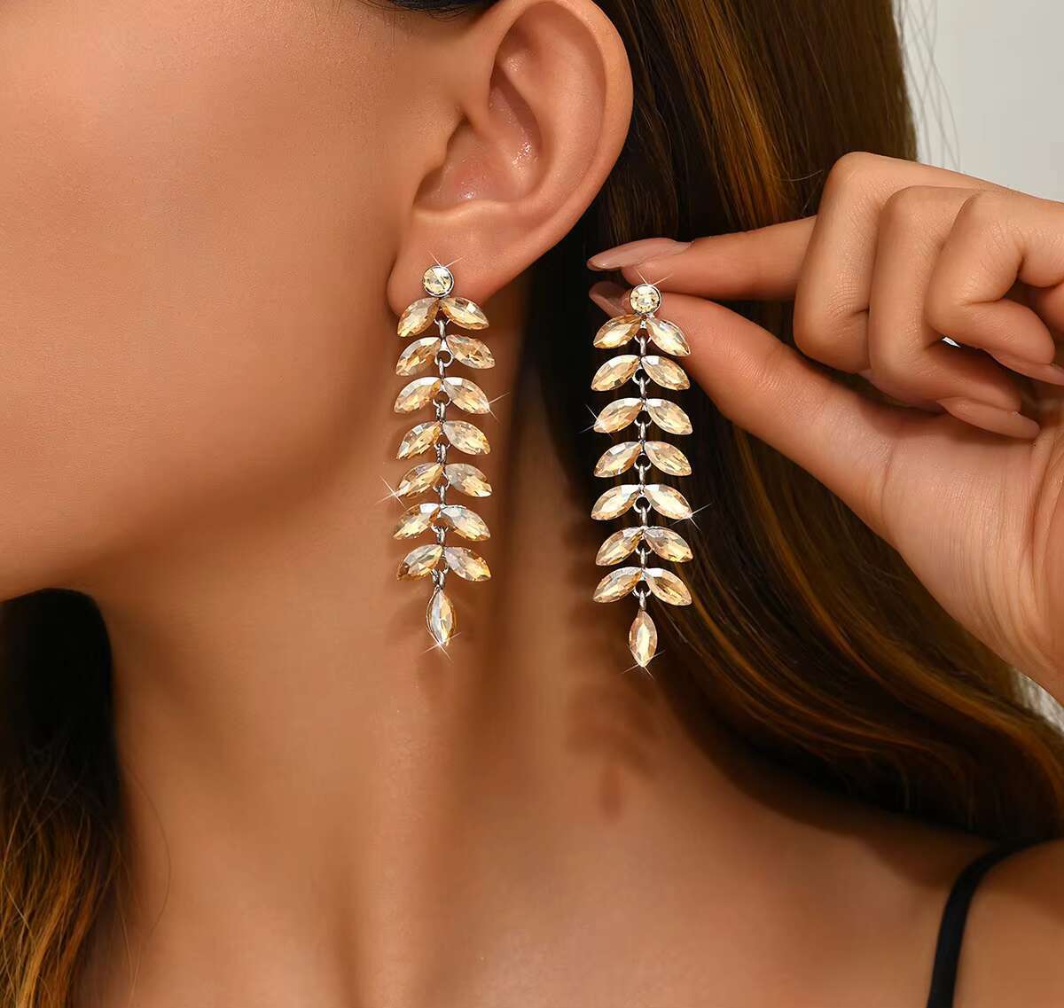 European American Summer Trendy Fashion Dangle Earrings Luxurious Wedding Performance Shiny Alloy Crystal New Host Collection