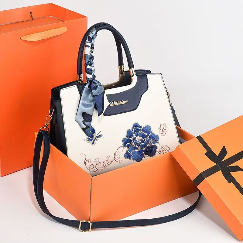 Free Shipping 2025 New Designer Bag Chinese Embroidery Large Capacity Shoulder Bag Luxury Wallet Elegant Women's Handbag