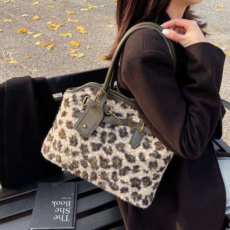 Luxury Brand Designer Bag Vintage Super Popular Plush Leopard Print Handbag Underarm Bag For Women 2024 Winter New Fashion Commuter Large Capacity Tot