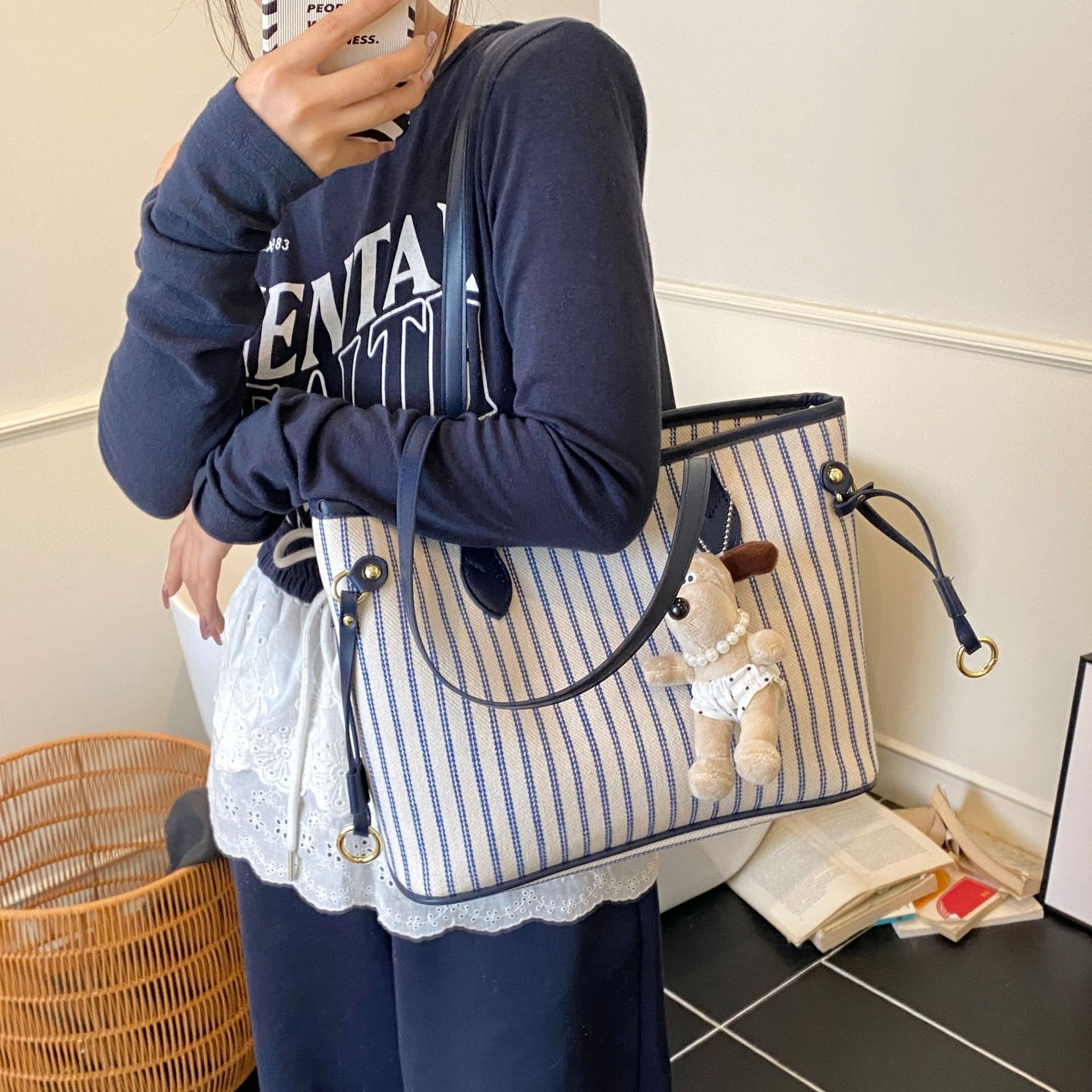 designer Casual Large Capacity Striped Tote Bag for Women 2025 New Trend Versatile Shoulder Bag Lightweight Fashion Bucket Bag