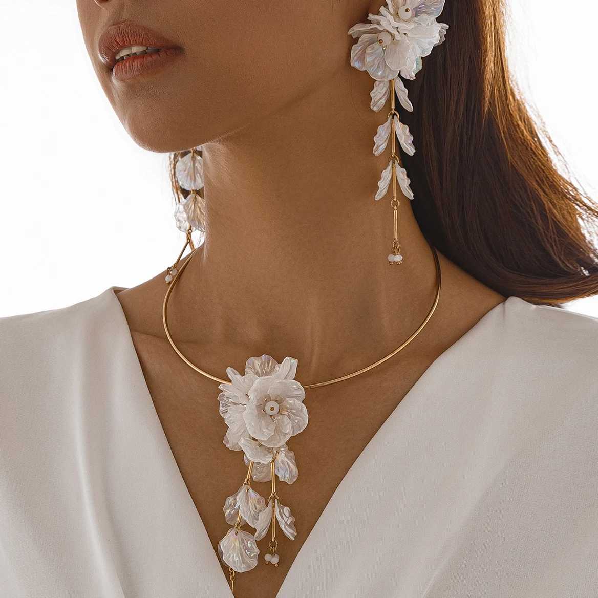 Ingemark Creative Punk Torques Chain Necklace Women Wed Bridal Elegant White Flower Hanging Drop Earrings Wed Bridal Jewelry Set Z250607