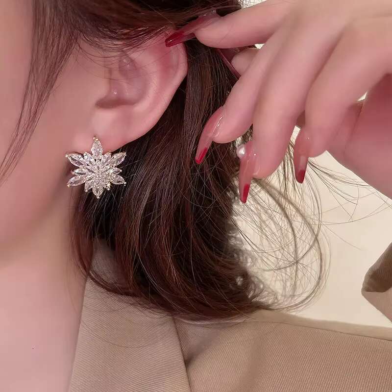 2025 Hot Sale High-end Fashion Personalized Design Fashion Jewelry Luxury Moissanite Flower Earrings Elegant Women's Shining E